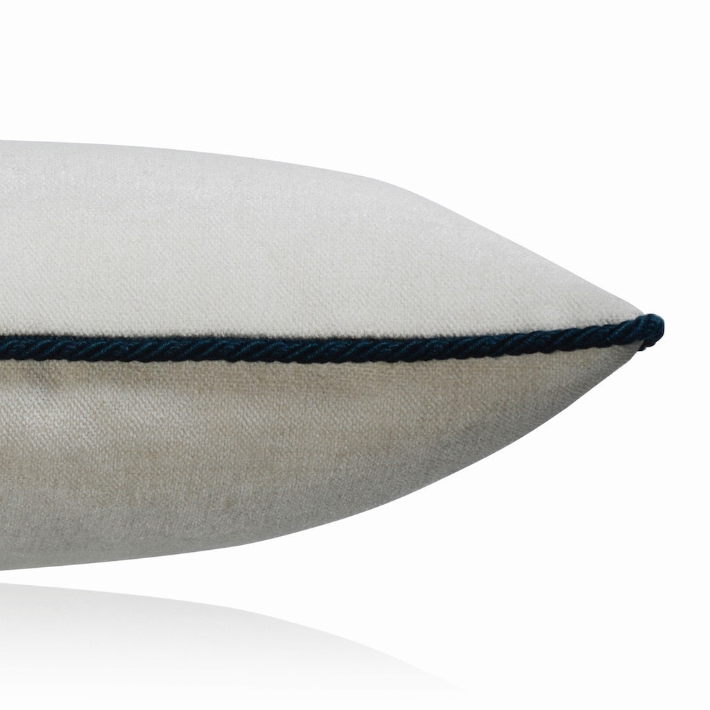 Edelkissen SMOOTH mit Kordel in Petrol 50x40 | Manufaktur Kissenliebe®