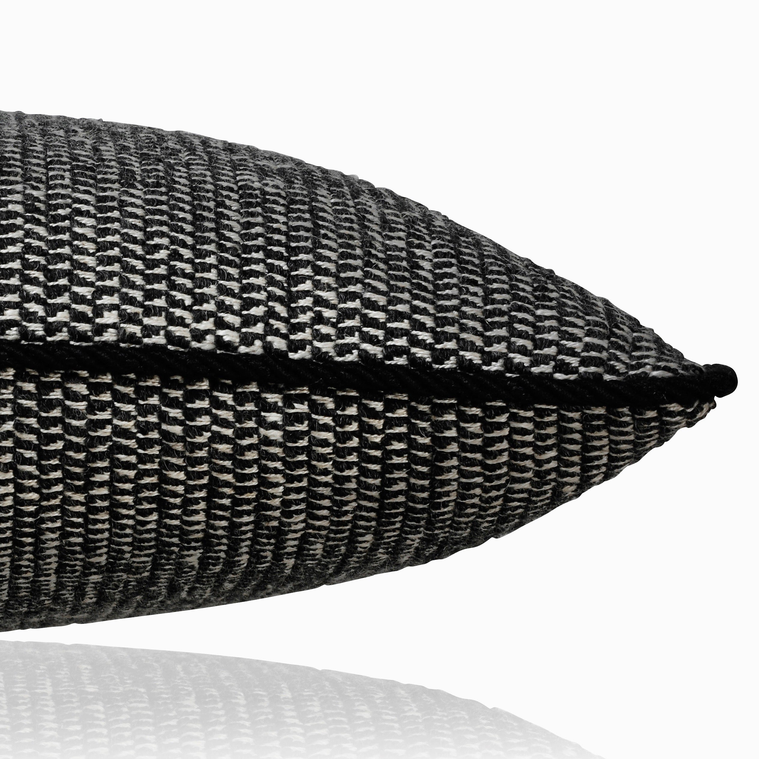 Luxuskissen Schwarz Weiß CROCHET ebony 40x40 | Manufaktur Kissenliebe®