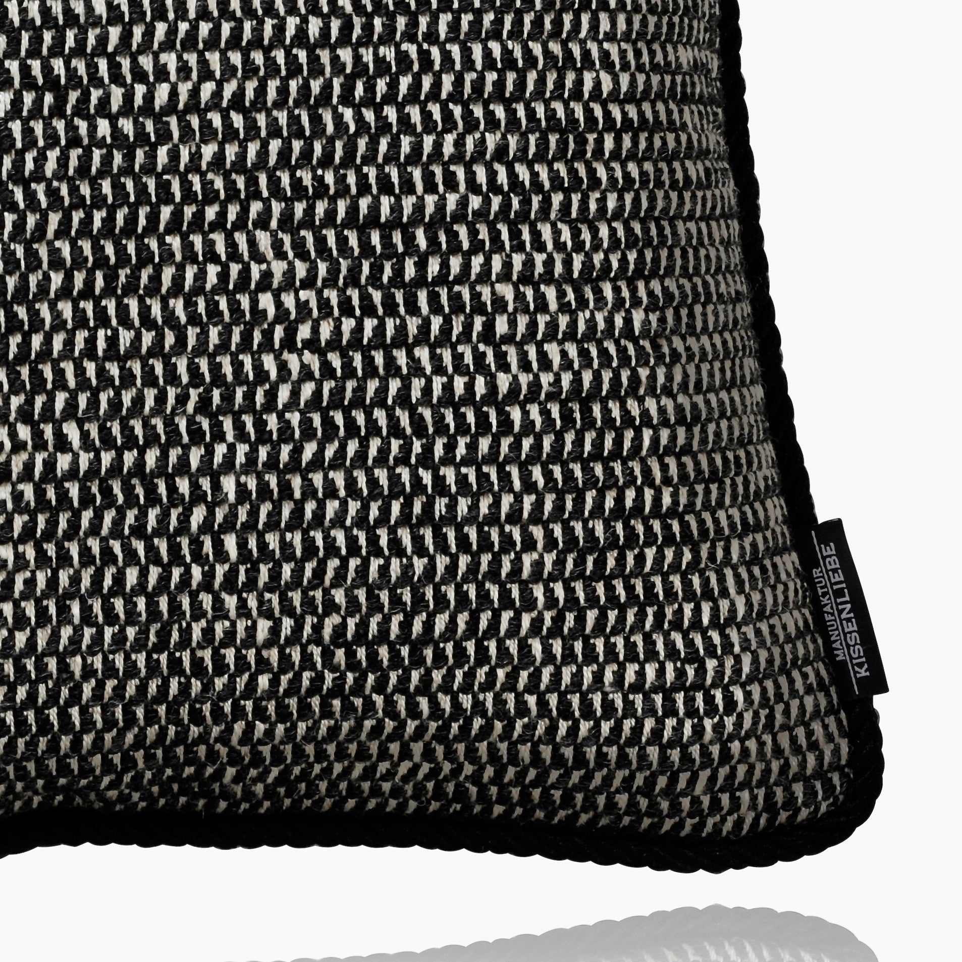 Luxuskissen Schwarz Weiß CROCHET ebony 40x40 | Manufaktur Kissenliebe®