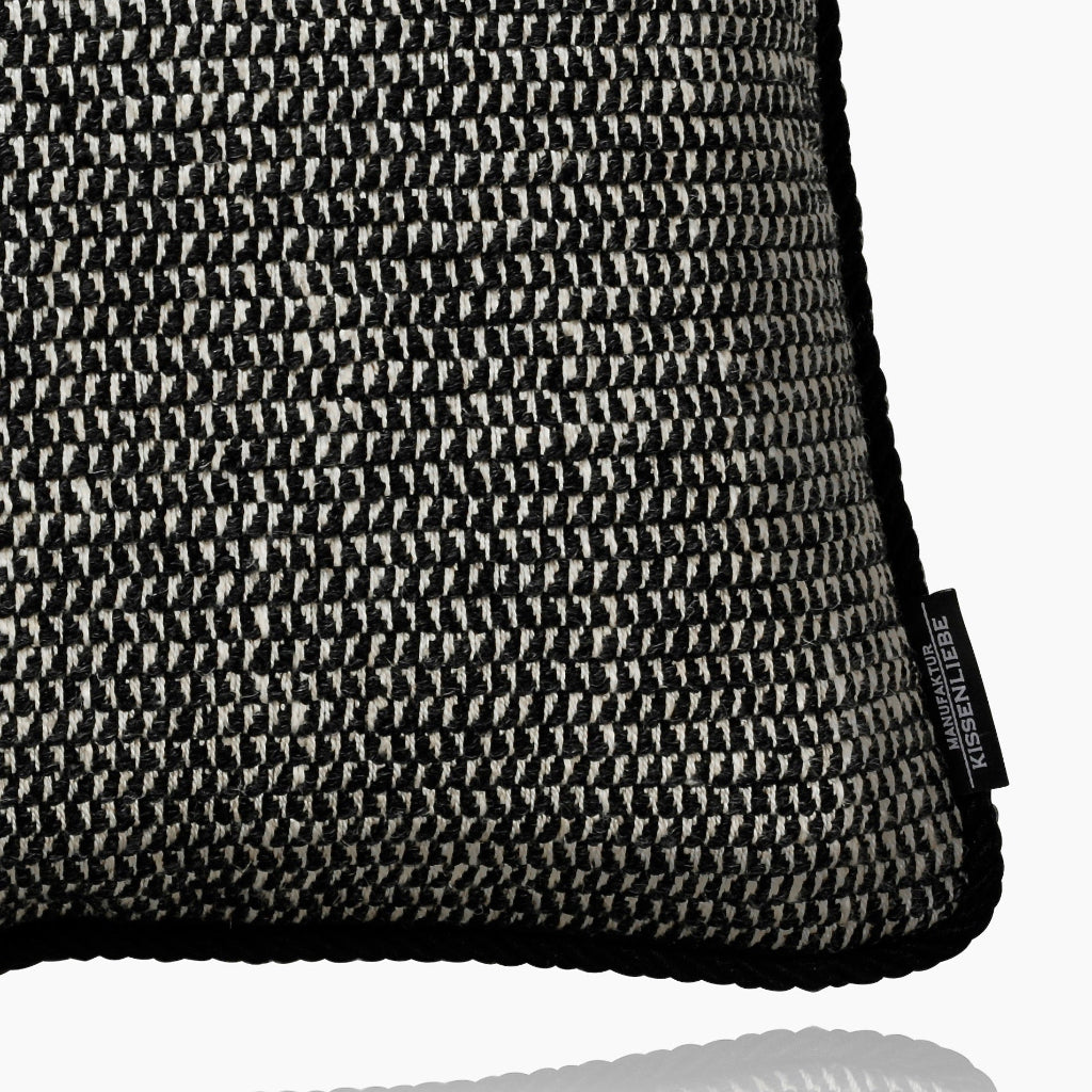 Dekokissen Schwarz Weiß CROCHET ebony 40x40 | Manufaktur Kissenliebe®