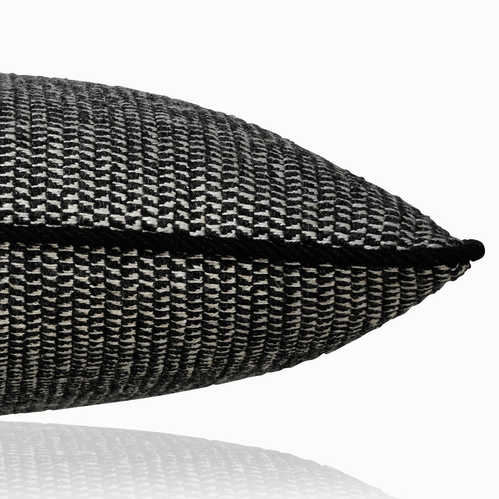 Sofakissen Schwarz Weiß CROCHET ebony 40x40 | Manufaktur Kissenliebe®