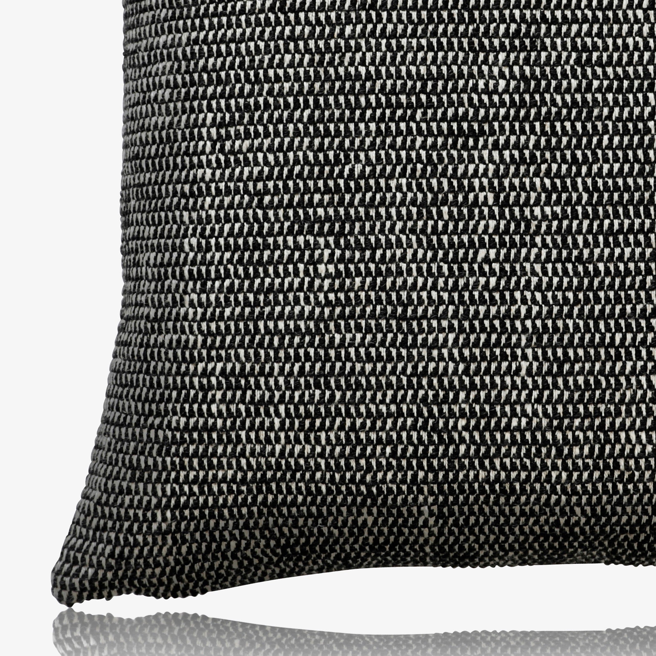 Luxuskissen Schwarz Weiß CROCHET ebony 50x50 | Manufaktur Kissenliebe®